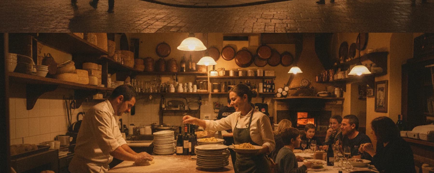 Strassenzeile mit beleuchteter Trattoria am Abend